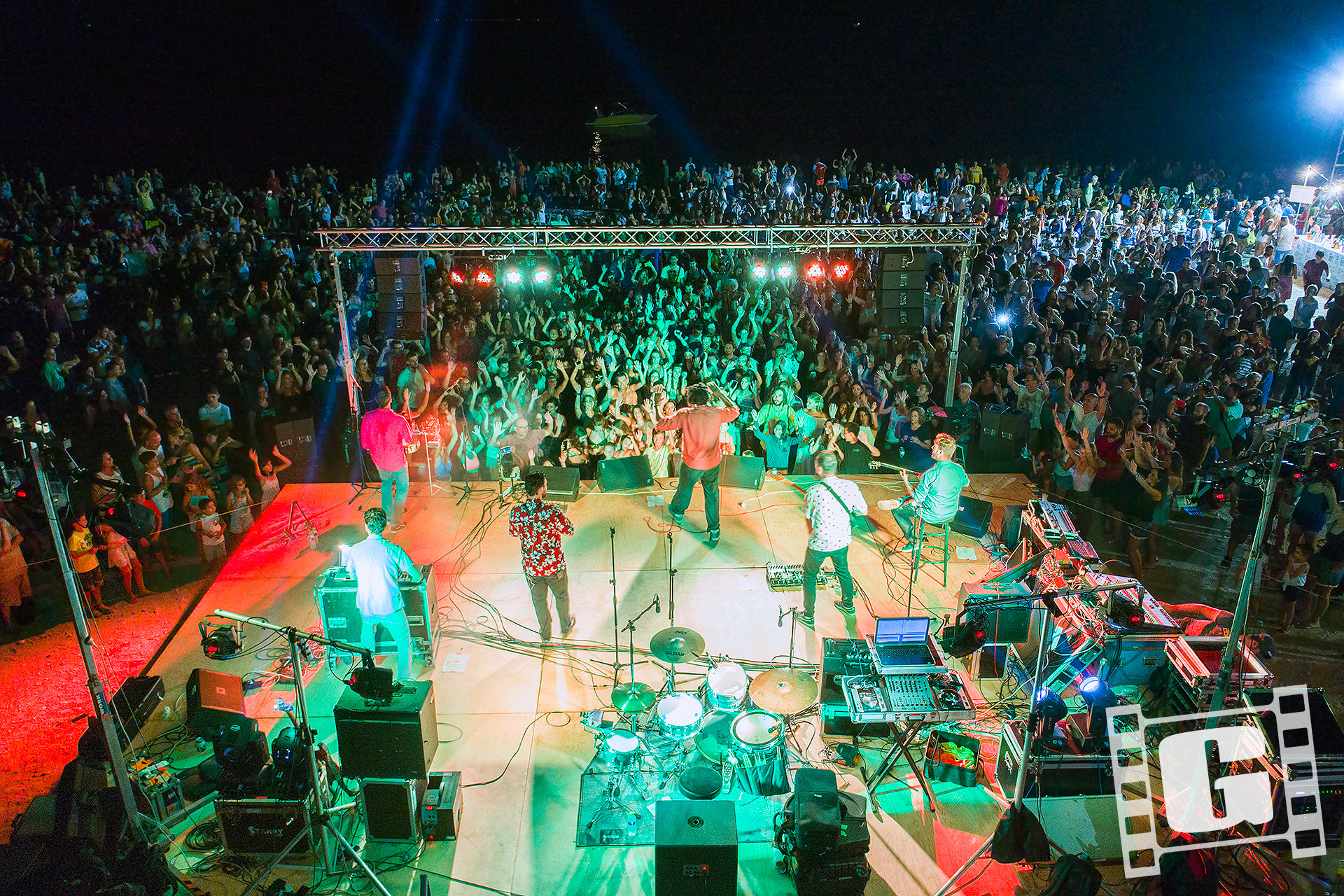 Ιμαμ μπαιλντί, Imam baildi, beach party, live, drone, συναυλία, Χερονήσι, Κυνουρία, Αρκαδία, Χρήστος Γιατράκος, Φωτογραφία